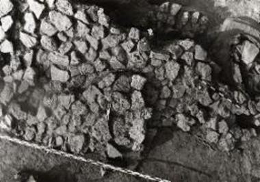 Το Ν τμήμα της κρηπίδος μετά των τριών μανδύων.