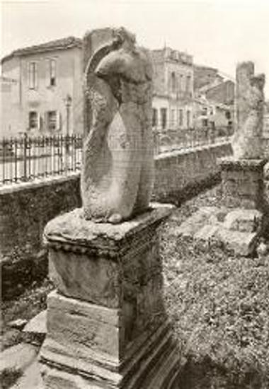 Μνημειακή είσοδος.