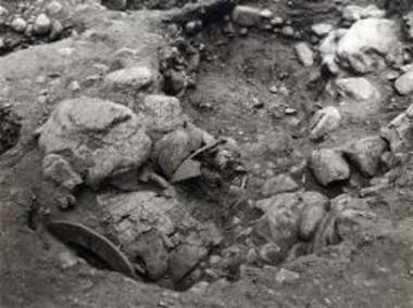 Παιδίον 10 ετών ταφέν μετά στήλης εντός του τύμβου και πλησίον των ανδρών.