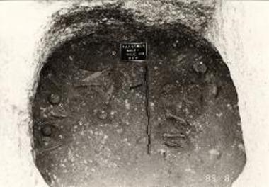 Τάφος VΙ, θάλαμος με ταφές κατά χώραν.