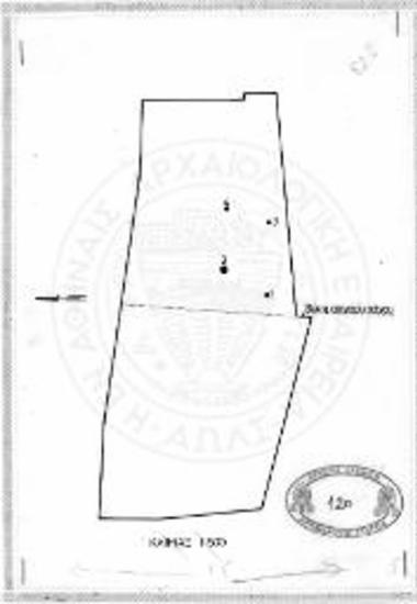 Θέσεις των τάφων 1-4 στην κρεβατίνα της Άννας Λυδάκη στις Φυθιές Αχαρνών κατά τον εργάτη Ευάγγελο Χοχλιδάκη που θυμήθηκε την αρχαιοκαπηλία του 1949. Με διακεκομμένη γραμμή ορίζονται οι εργασίες στο δυτικό τμήμα το 1947 και στο ανατολικό το 1949.