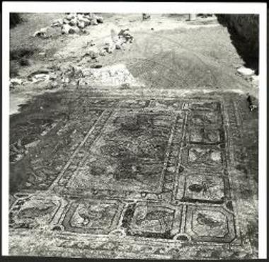 Η αποκαλυφθείσα νότια πλευρά του παρά την ΝΔ. γωνίαν του εξωνάρθηκος της βασιλικής Α διαμερίσματος.