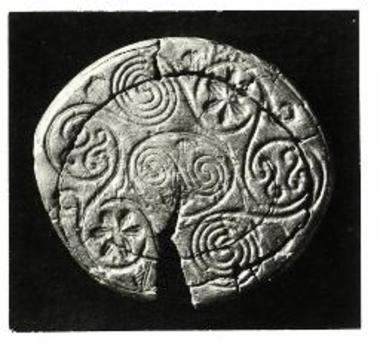 Φουρνί. Μεταξύ ταφικών κτηρίων 8 και 9. Ελεφάντινη σφραγίδα. Όψη της μιας σφραγιστικής επιφάνειας.