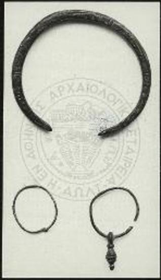 Άβδηρα. Χάλκινο βραχιόλι από τον τάφο CCXIX και χάλκινα ενώτια από τον τάφο CLXXXIV.