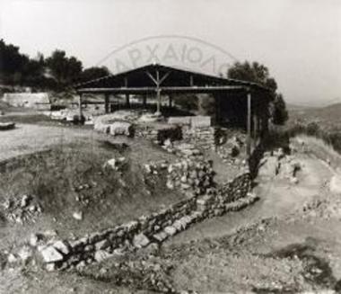 Ο μυκηναϊκός - αρχαϊκός βωμός και ο κλασικός ναός μετά τις εργασίες συντηρήσεως.