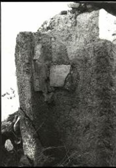 Σταθμός Δ. θύρας. Προέρχεται εξ εδράνου κλασσικού θεάτρου. Πωρόλιθος εγχώριος.