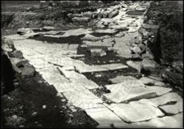 Τμήμα της Εμπορικής οδού, ήτις οδηγεί εις το ανατολικόν τείχος της πόλεως των Φιλίππων.