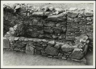 Σύναξη Μαρωνείας. Τάφος στον νάρθηκα του καθολικού.