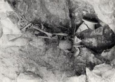 Περιστεριά, θ. τ. 3. Σκελετός εν ανακομιδή και πιθαμφορεύς εντός του ξηροτοίχου της Δ. πλευράς του λακκού.