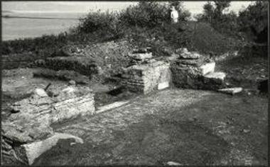 Το βόρειον άκρον του νάρθηκος και η προς το γειτονικόν τετράγωνον διαμέρισμα άγουσα θύρα.