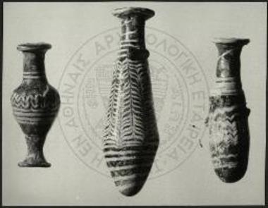 Αγγεία ελληνιστικών χρόνων εκ πολυχρώμου υάλου, ανευρεθέντα εντός τάφων της Αμφιπόλεως.