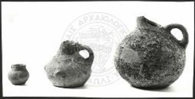 Τα τρία εκ των πέντε ανευρεθέντων αγγείων εις το ταφικόν στρώμα του θολωτού τάφου Γ.