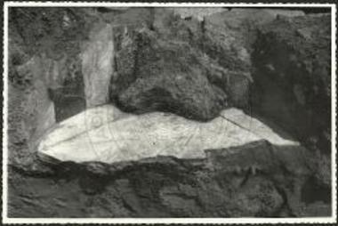 Φίλιπποι. Λουτρών. Η κόγχη του ως δεξαμενής ψυχρού ύδατος χαρακτηρισθέντος διαμερίσματος μετά του ευρεθέντος επί της μαρμαρίνης ποδιάς νομίσματος.