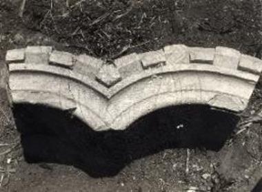 Μεθώνη. Τεμάχιον πλαισίου γοτθικού παραθύρου.