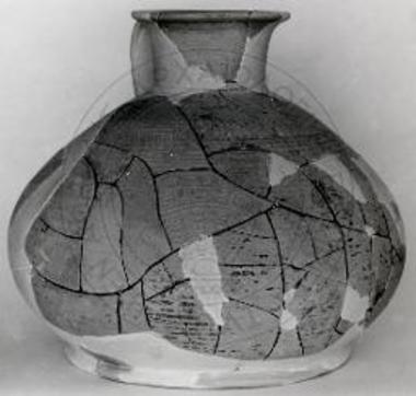 Θέση Καρέλα, υστερογεωμετρική οινοχόη.