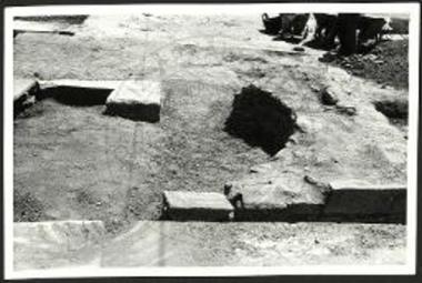 Το κατά την δυτικήν πλευράν του αιθρίου αποκαλυφθέν νότιον ήμισυ του προπύλου. Όψις από Δυσμών.