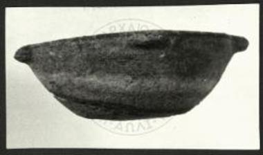 Ταφικόν κτήριον 5, δωμάτιον 8α. Πλαγία όψις μικκύλου λιθίνου αγγείου.