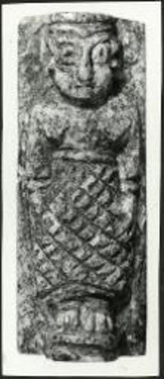 Μικροσκοπικόν οστέϊνον ( ) περίαπτον μετά παραστάσεως γυναικείας μορφής ή θεάς.