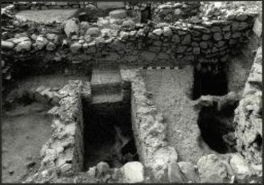 Τάφρος 72, ο κτιστός τάφος με το προϊστορικό δάπεδο από πηλό με την οπή για την υποδοχή ξύλινου κίονα (Ν γωνία).