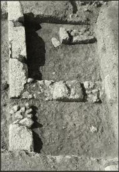 Λείψανα ελληνιστικού κτίσματος. Άποψις από Α. Διακρίνεται βάσις περιρραντηρίου κατά χώραν.