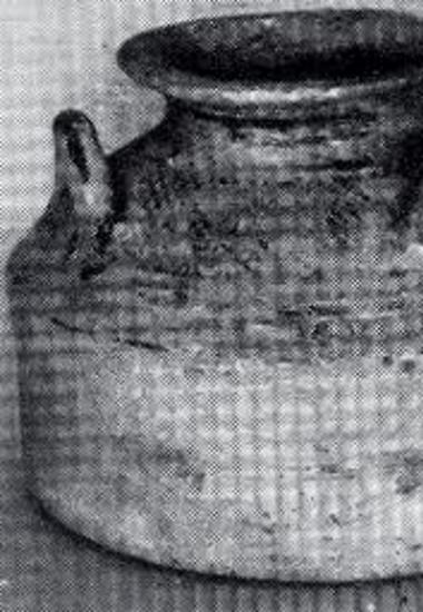 Αγγείο εκ δαπέδου του θαλάμου (Κεφαλοβρύσου τ. 2).