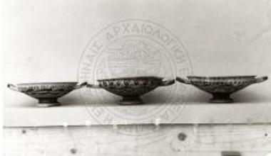 Ανθεμωτές κύλικες του Ε/2, της υποομάδας κύλικες με στεφάνι (αρ. 10456, 10460, 10432).