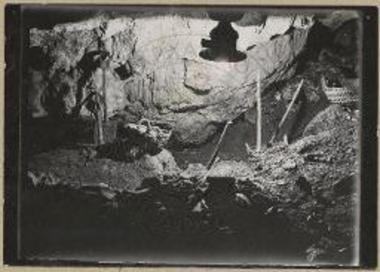 Η ανασκαφή του σπηλαίου υπό το φως λυχνίας 1200 κηρίων.