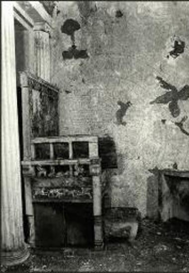 Ο μνημειακός μαρμάρινος θρόνος. Πλάγια όψη.