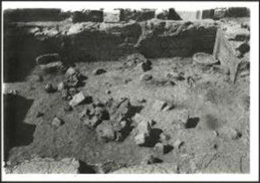 Τουρκογειτονιά. Ανακτορικό Κτίριο. Χώρος 33: Κατώτερο στρώμα. Πλάκες, πεσμένες πέτρες και οι πίθοι αρ. 1-4 από Βορρά.