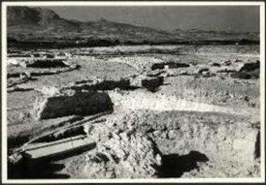 Η είσοδος εις τον προθάλαμον του βαπτιστηρίου εκ του περιβόλου (από ΒΑ).