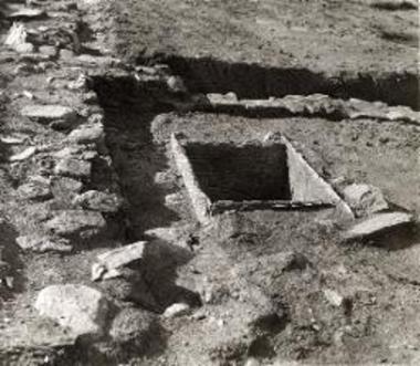 Κιβωτιόσχημος τάφος και θεμέλια νεολιθικού κτιρίου.