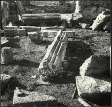 Συναρμολογηθέντα τεμάχια του περιθύρου της βασιλικής Β προ της αναστηλώσεώς των.