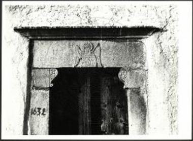 Το άνω μέρος του θυρώματος του παρά την Καταπολιανήν εξωκκλησίου του Αγ. Ιωάννου, με την ελαφρώς ανάγλυφον παράστασιν του Προδρόμου εν τω μέσω του επιστυλίου.