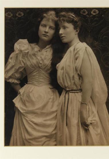 Φωτογραφία Εύας Σικελιανού με την αδελφή της Μαίη