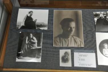 Προθήκη με οικογενειακές  φωτογραφίες Σικελιανών