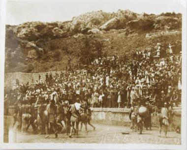 Θριαμβευτική περιφορά του Άγγελου και της Εύας Σικελιανού στο Αρχαίο Στάδιο των Δελφών πάνω σε ασπίδες. B' Δελφικές Eορτές, 1930