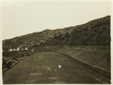Το Αρχαίο Στάδιο των Δελφών όπως ήταν κατά την περίοδο των Δελφικών Εορτών, το 1927 και το 1930