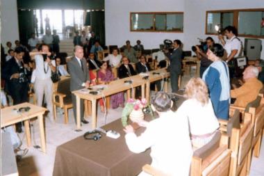 H Indira Gandhi συνοδευόμενη από την Sonia Gandhi στο Ευρωπαϊκό Πολιτιστικό Κέντρο Δελφών