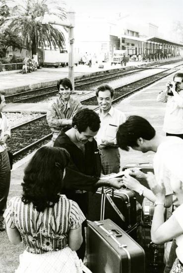 Ο θίασος της Κεντρικής Ακαδημίας Δράματος του Πεκίνου κατά την άφιξή του στον Σταθμό Λαρίσης