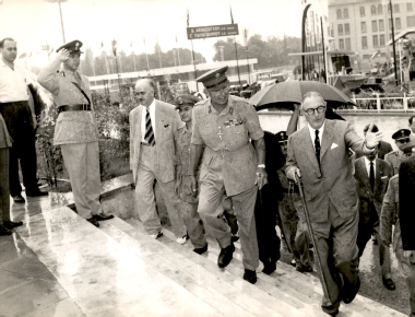 16η ΔΕΘ 1951 Επίσκεψη Βασιλέων Παύλου και Φρειδερίκης:Φωτογραφία 2