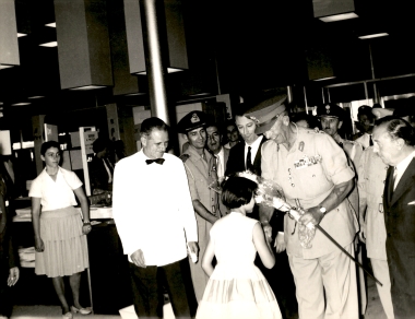 16η ΔΕΘ 1951 Επίσκεψη Βασιλέων Παύλου και Φρειδερίκης:Φωτογραφία 4