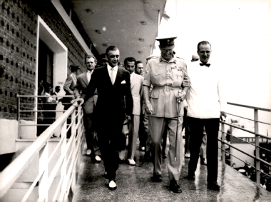 25η ΔΕΘ Επίσκεψη Βασιλέως Παύλου 1960:Φωτογραφία 25