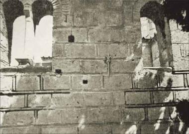 Πλινθοπερίκλειστο σύστημα τοιχοποιίας στον νότιο τοίχο του καθολικού της μονής Δαφνίου