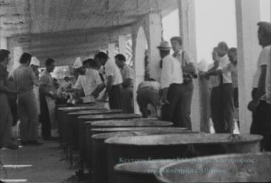 Συνεστίασις κατοίκων περιοχής Σπάτων επί τη εορτή του Αποστόλου Πέτρου.