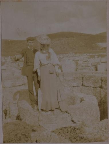 Ο Αλέξανδρος Ρίζος Ραγκαβής με τη σύζυγό του , Πηνελόπη Νάζου, σε αρχαιολογικό χώρο