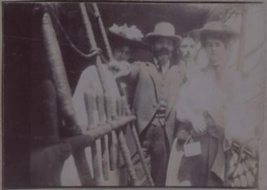 Ο Αλέξανδρος Ρίζος Ραγκαβής, η σύζυγός του Πηνελόπη και φιλική συντροφιά εν πλω