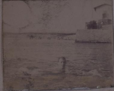 Ο Αλέξανδρος Ρίζος Ραγκαβής στη θάλασσα, στην περιοχή της Χαλέπας
