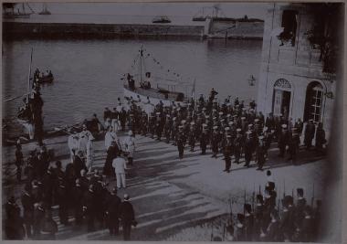 Η άφιξη του Ύπατου Αρμοστή Κρήτης Αλέξανδρου Ζαΐμη στο λιμάνι των Χανίων