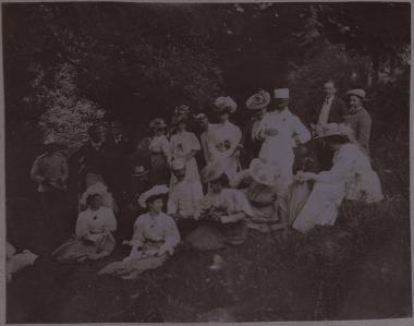 Ο Αλέξανδρος Ρίζος Ραγκαβής με τη σύζυγό του Πηνελόπη με φιλική συντροφιά