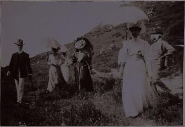 Ο Αλέξανδρος Ρίζος Ραγκαβής με τη σύζυγό του Πηνελόπη και φιλική συντροφιά στην εξοχή